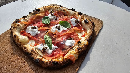 Pizza Napolitaine Au Feu De Bois Pizza À Emporter à Strasbourg